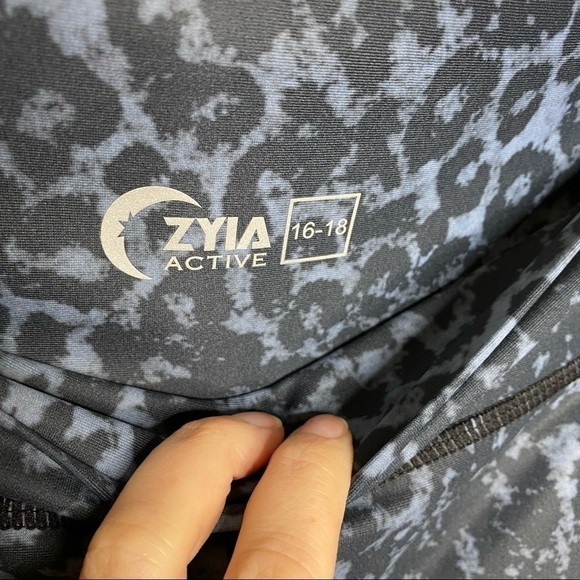 Zyia Stone Leopard Scrunchy Light and Luxe Leggings - Picture 5 of 10